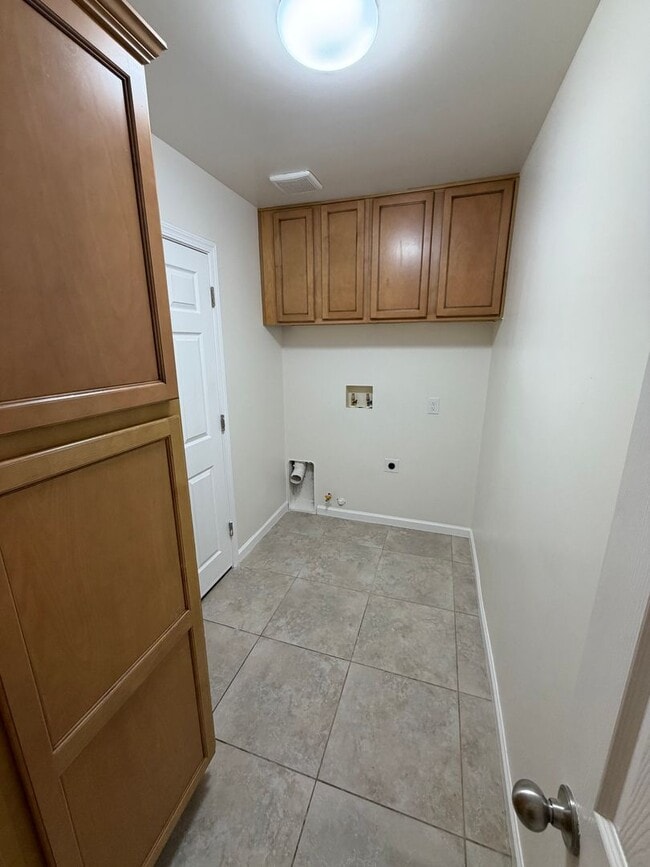 Building Photo - Sanger home