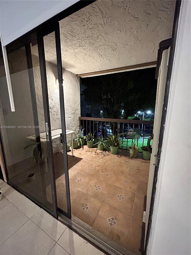 Building Photo - 9421 Fontainebleau Blvd