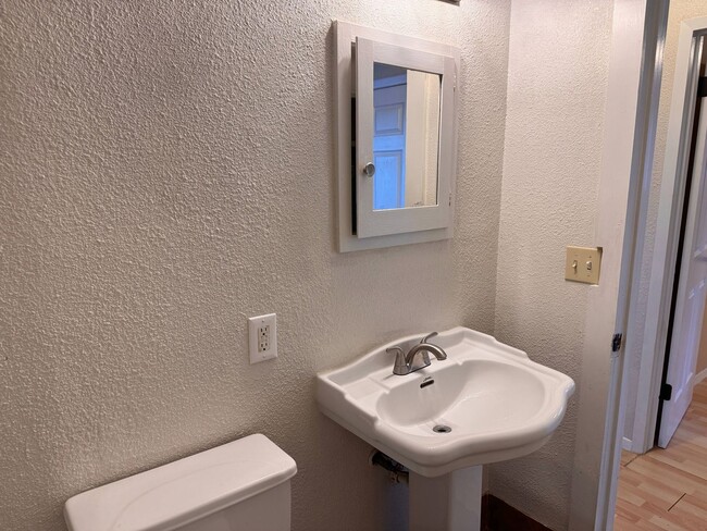 Building Photo - Affordable 3 Bed 1 Bath In Lynwood