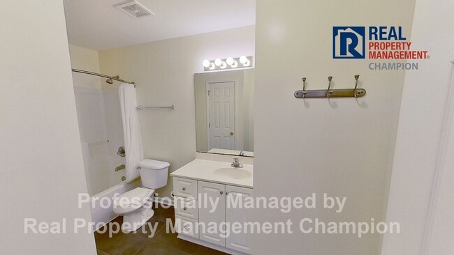 Building Photo - First Floor Condo with Spacious Floorplan