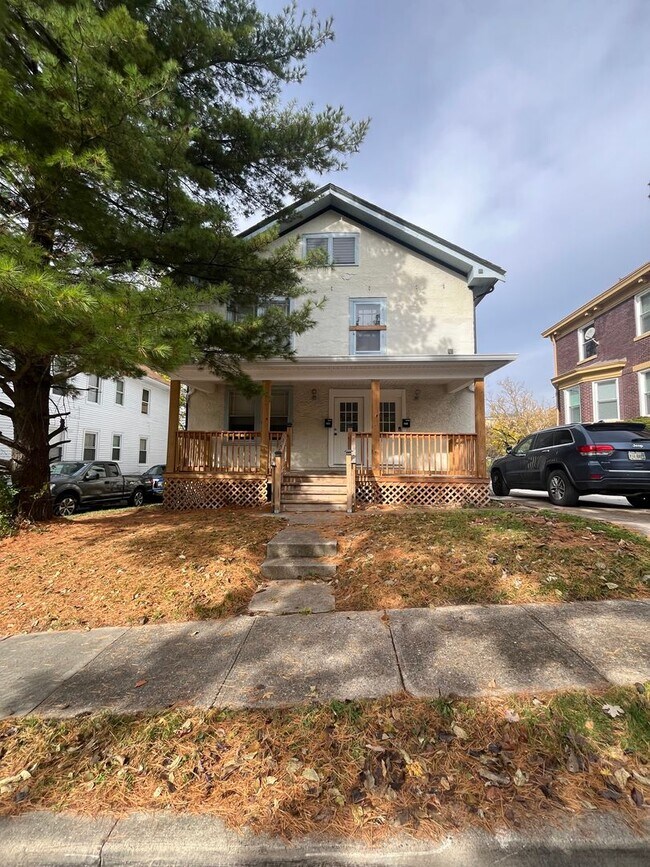 Building Photo - Updated 3 Bedroom Duplex