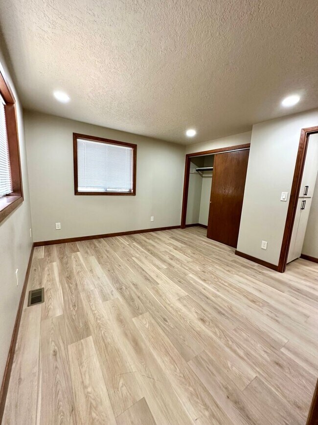 Building Photo - Remodeled 3 Bed Home in Deschutes River Woods with A/C & Large Fenced Yard