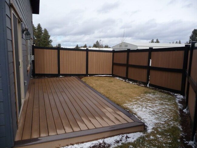 Building Photo - NW Bend 3 Bed/2.5 Bath Villa - Schaeffer D...