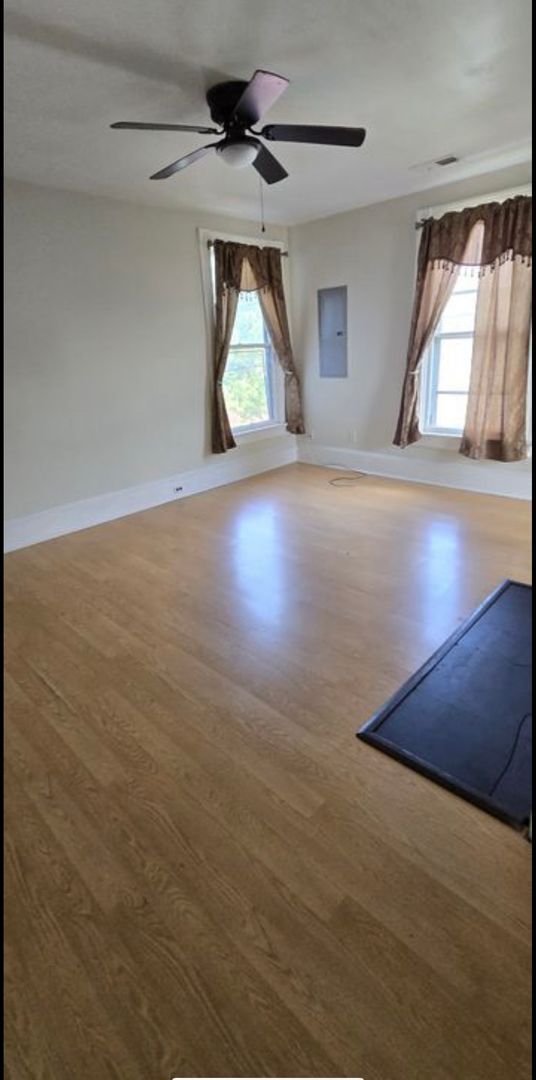 Building Photo - 3 Bedroom || 1 Bathroom Upstairs Duplex Unit