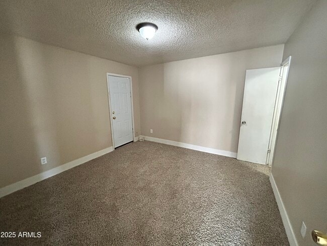 Building Photo - 8443 W Glenrosa Ave
