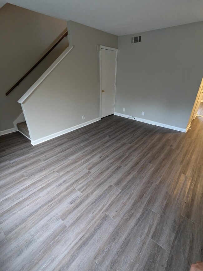 Primary Photo - 813 Holder Ct