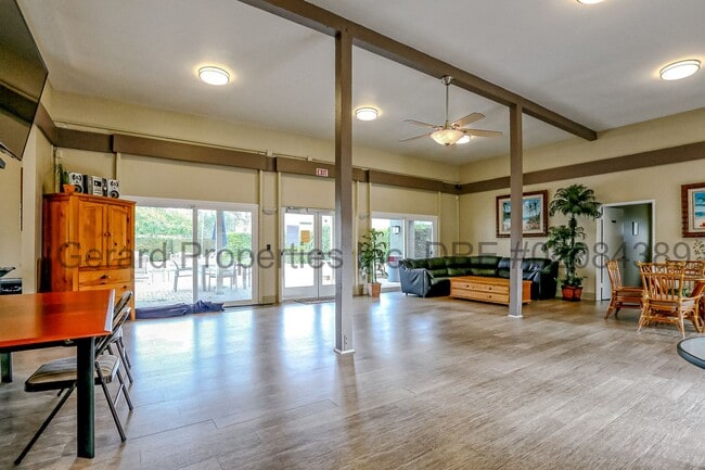 Building Photo - 3 bedroom Townhome with downstairs primary...