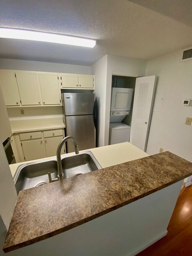 Building Photo - 351 Palm Way