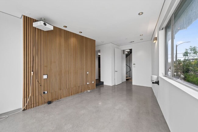 Building Photo - Modern and Custom 3 Bed + 4 Bath Venice Home with Rooftop Views!