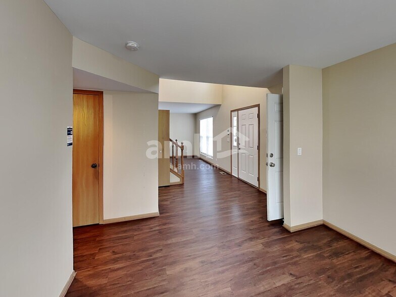 Building Photo - 434 Monarch Ln