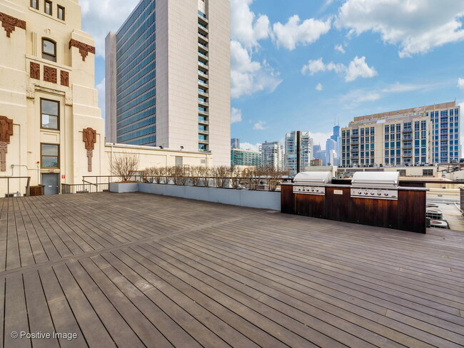 Building Photo - 758 N Larrabee St