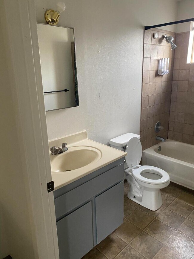 Building Photo - 2205 Oak Ave