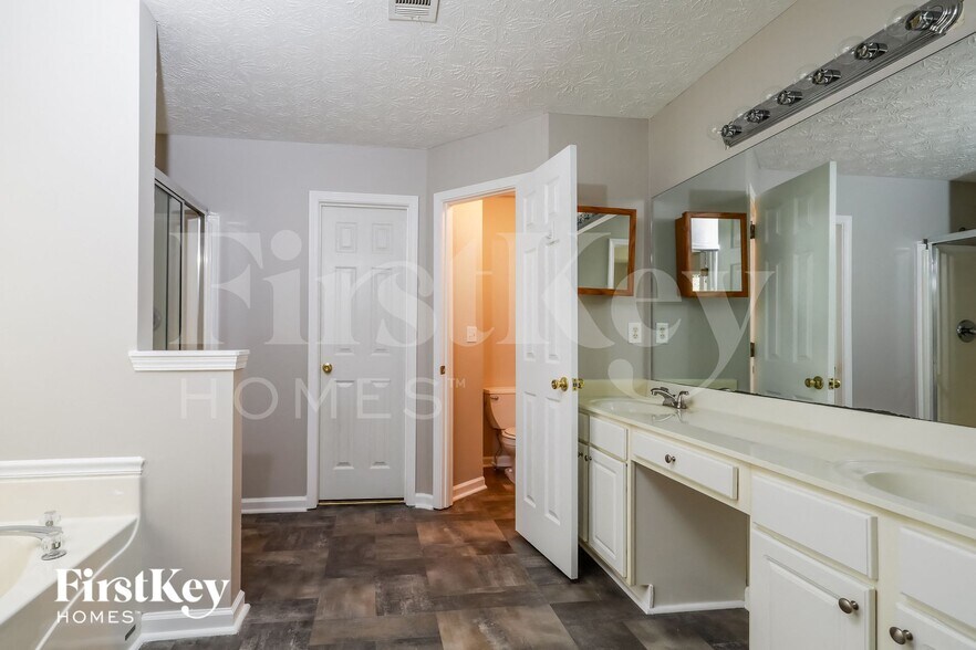 Building Photo - 745 Somerset Vale Dr