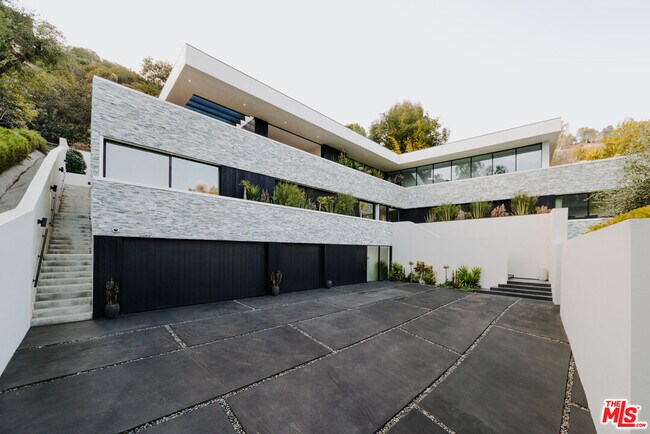 Building Photo - 7681 Willow Glen Rd