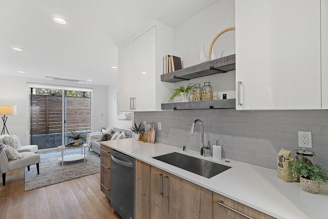 Building Photo - Modern 2bd/2ba Townhome with Rooftop & Par...