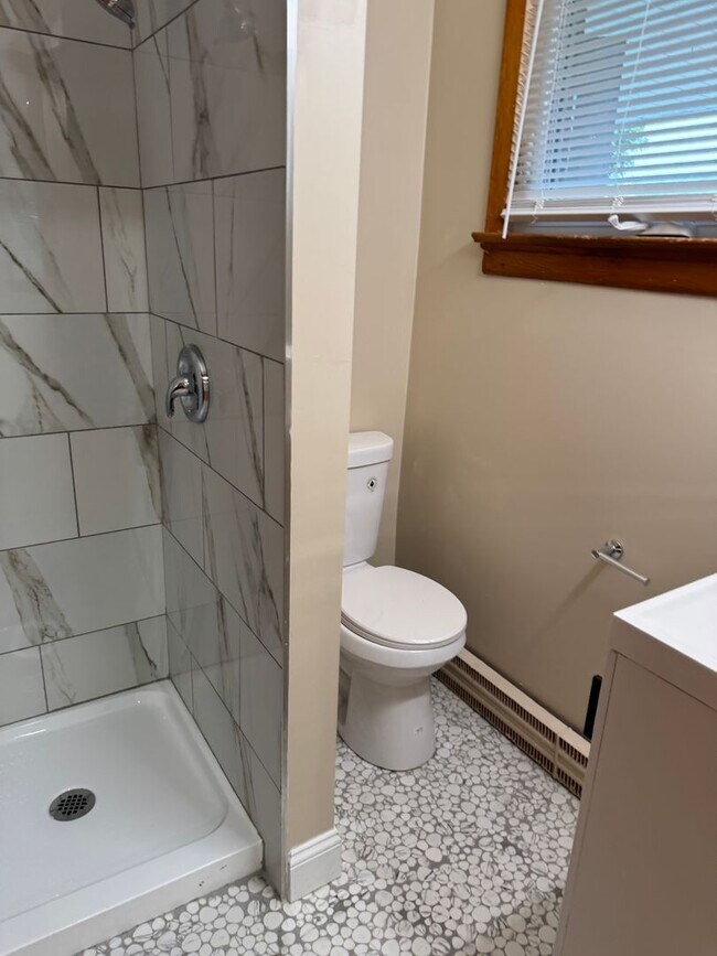 Building Photo - Stunning 3-bedroom, 3-bathroom single family home