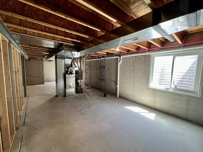 Building Photo - 1042 E 25th St