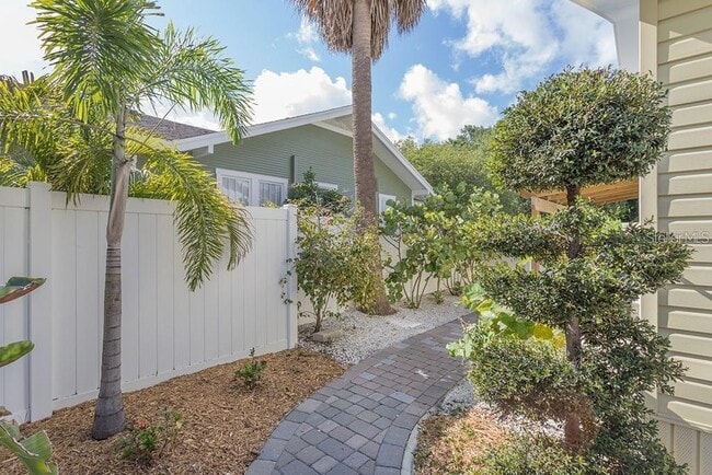 Building Photo - 213 W Alfred St