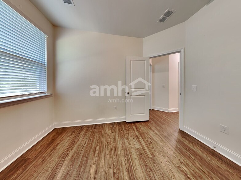 Building Photo - 219 Swan Dr