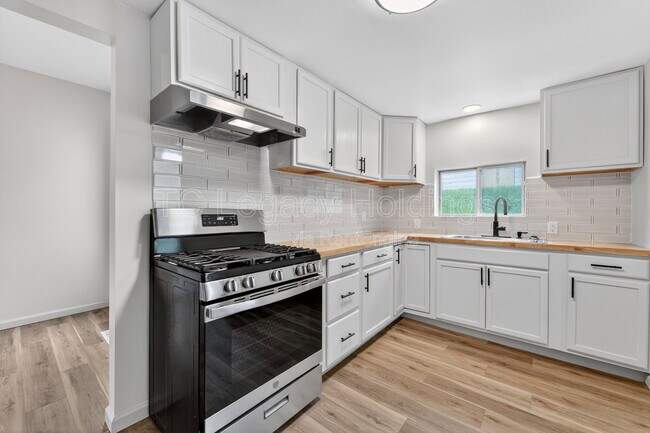 Building Photo - 407 Simpson Ave