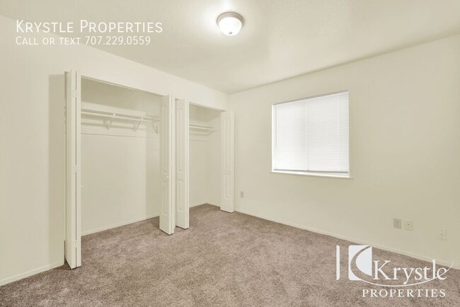 Building Photo - Spacious 3 bedroom bottom floor apartment