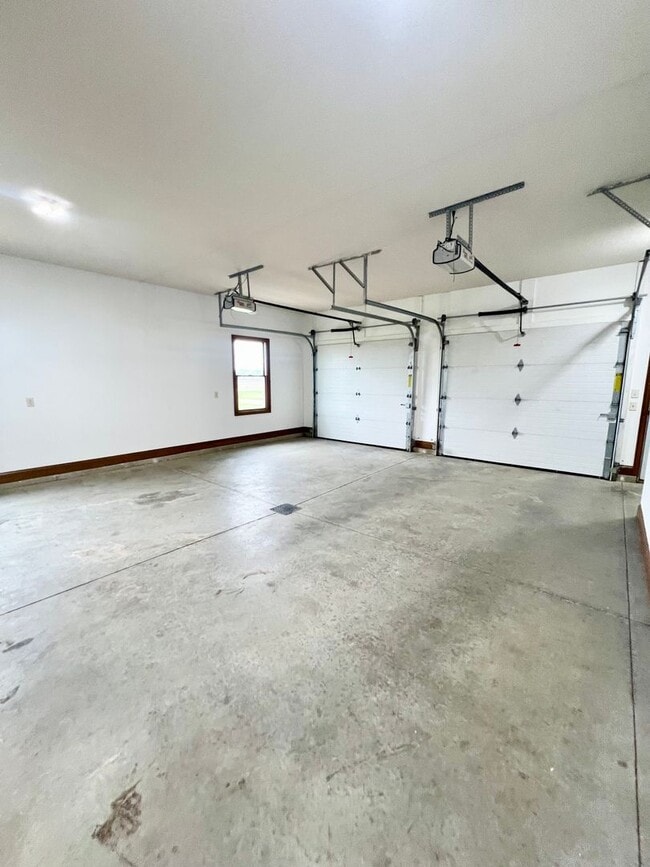 Building Photo - NEW LISTING! 3 Bedroom home