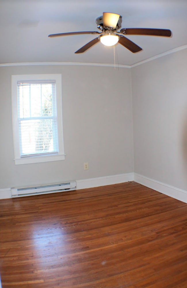 Building Photo - "Charming 2-Bed Home with Gleaming Hardwood Floors in Hendersonville!"