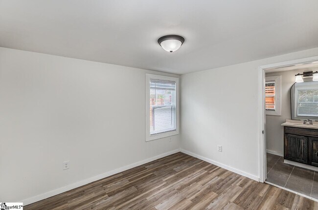 Building Photo - 530 Peronneau St