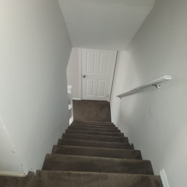 Building Photo - Spacious 3 bedroom house in Lehigh Manor