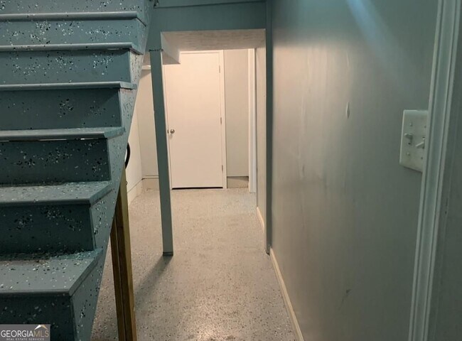 Building Photo - 19 Oak Hill Dr