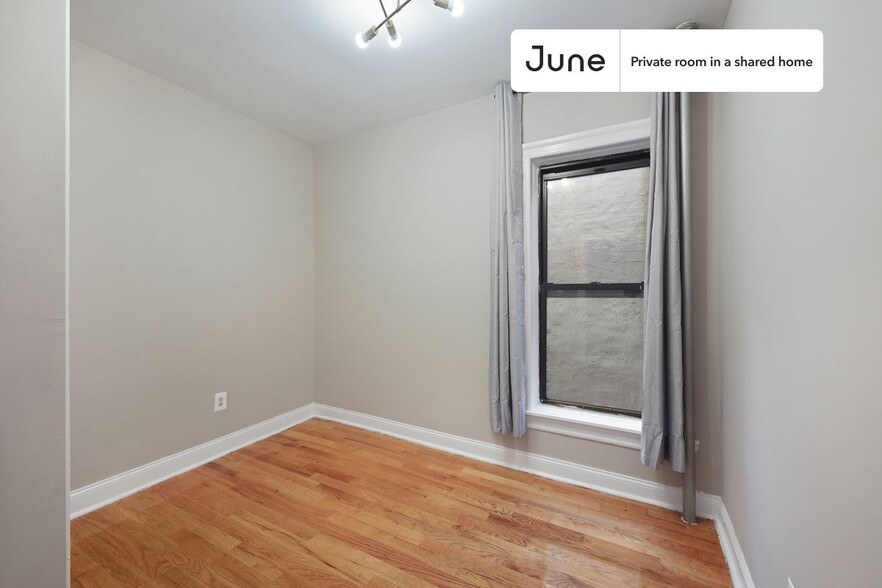 Building Photo - Private bedroom in 4 bed/1 bath Home