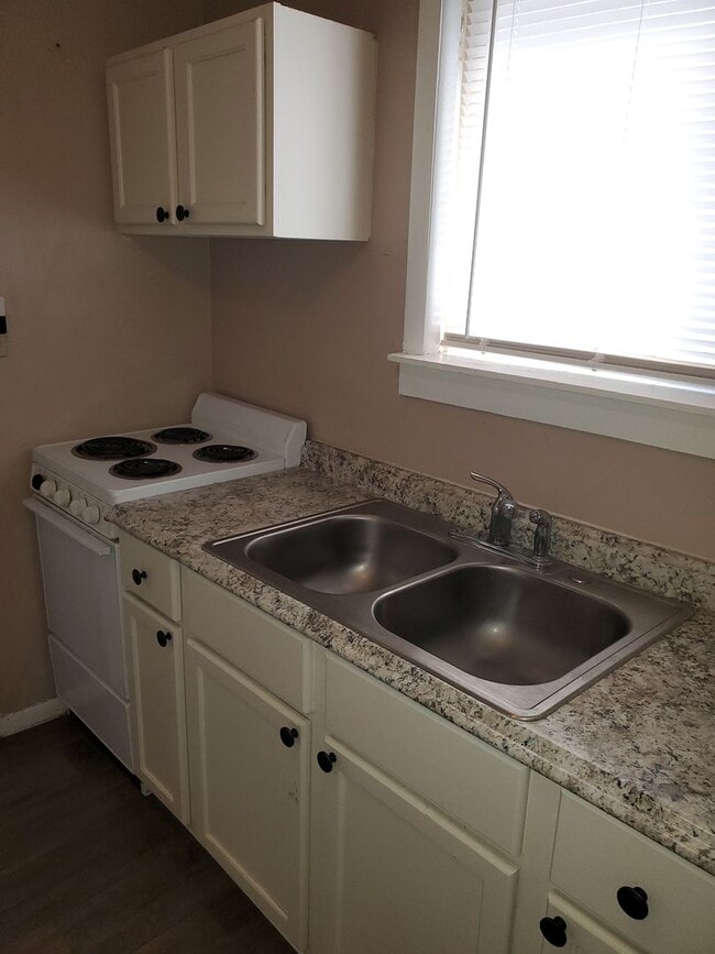 Building Photo - Charming 1-Bedroom Apartment in the Heart ...