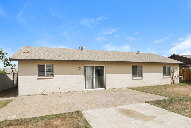 Building Photo - 5233 W Cypress St