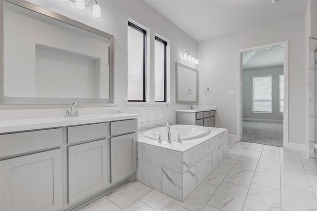 Building Photo - 30627 S Creek Way