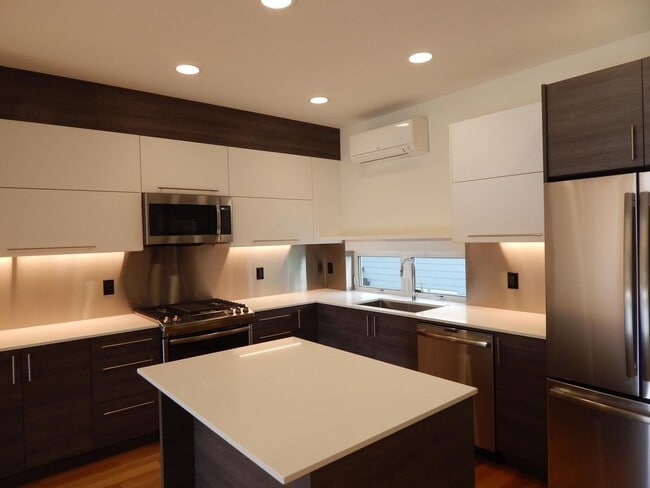 Building Photo - 3 bd 2 bath Lower Queen Anne townhouse, close to SPU