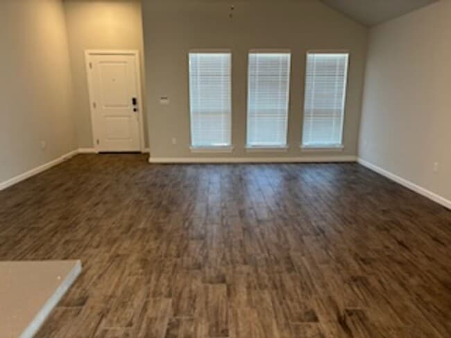 Building Photo - NEW NEW NEW!