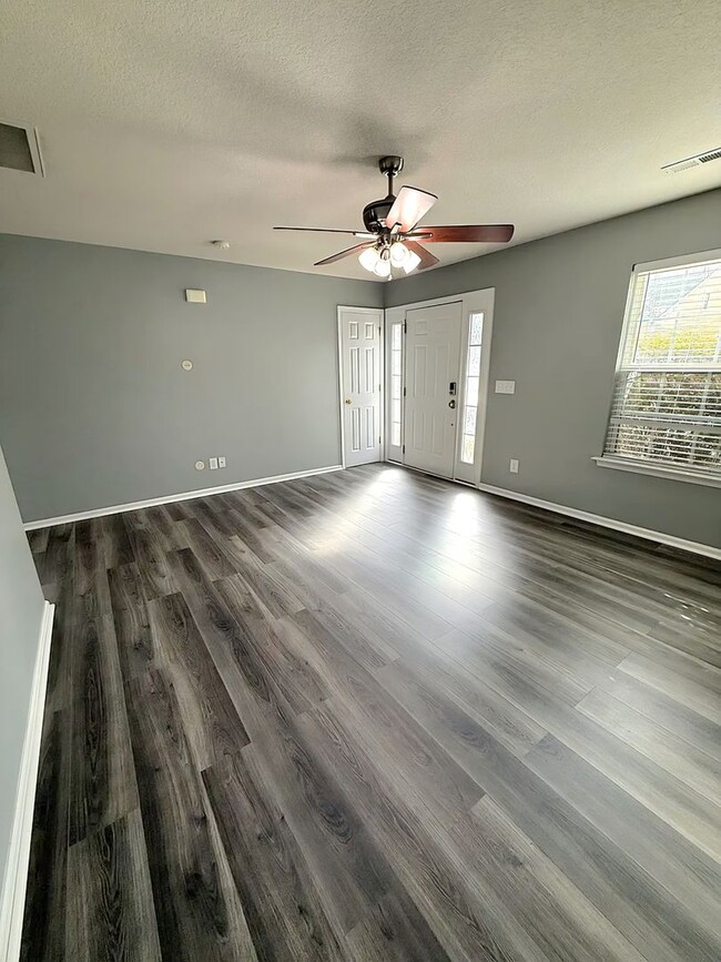 Building Photo - Beautiful End-Unit Townhouse in New Town –...
