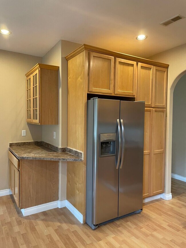 Building Photo - Beautiful 3 Bedroom Single Family Home With 2 Car Garage!
