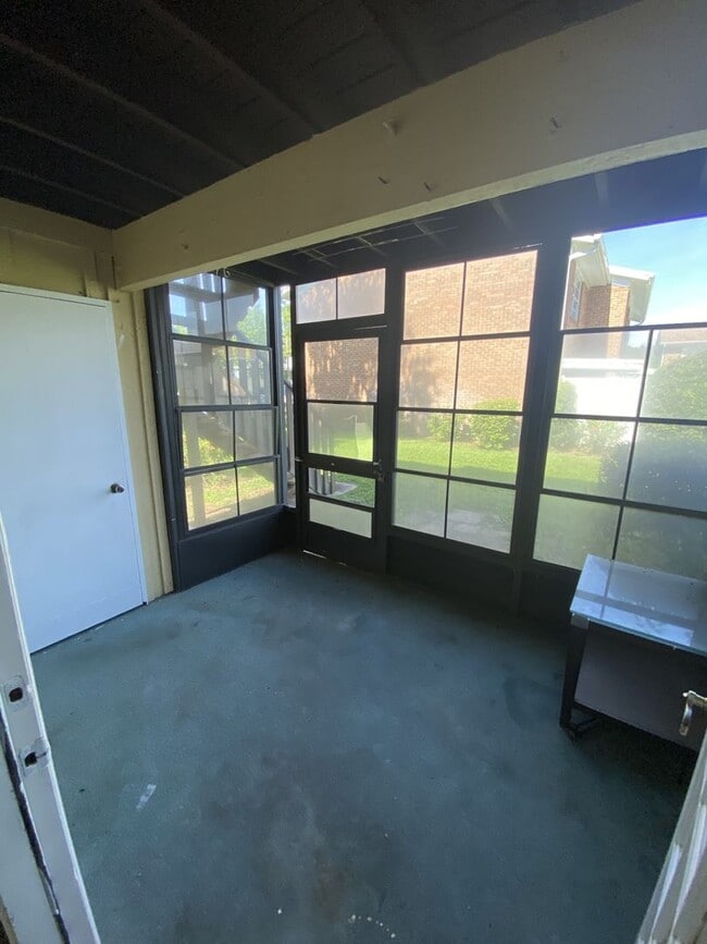 Building Photo - Large 2 bedroom 2 bath Condo