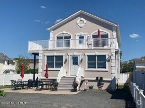 Building Photo - 207 Arnold Ave