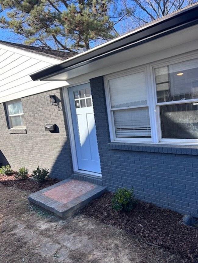 Building Photo - Available Now - Great location for this 2 bedroom