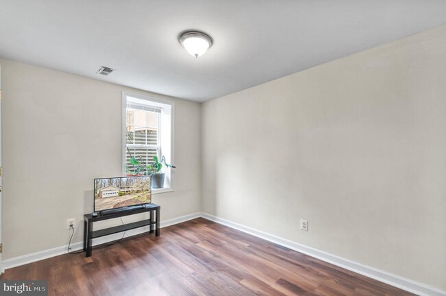 Building Photo - 4415 Elmwood Dr
