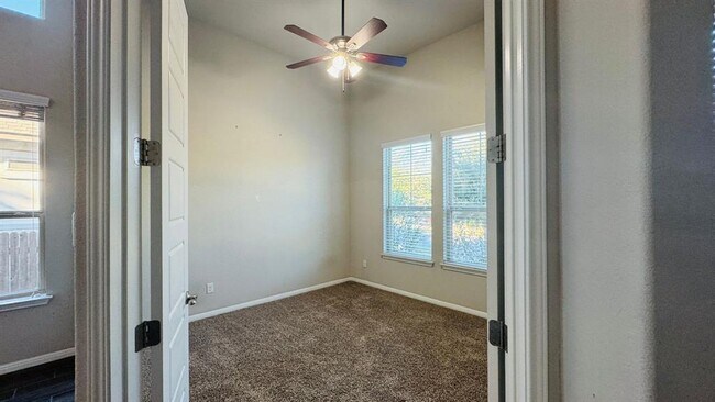 Building Photo - 807 Copper Lake Rd