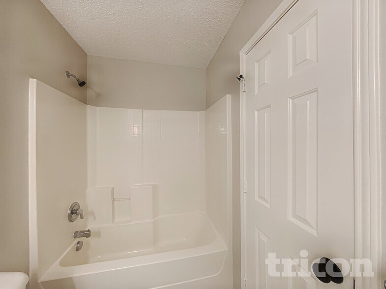 Building Photo - 1913 Lariat Dr