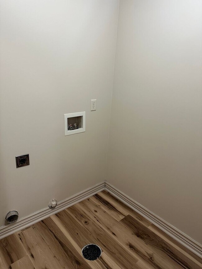 Building Photo - Modern 3 Bed, 2.5 Bath Townhouse - Excelle...