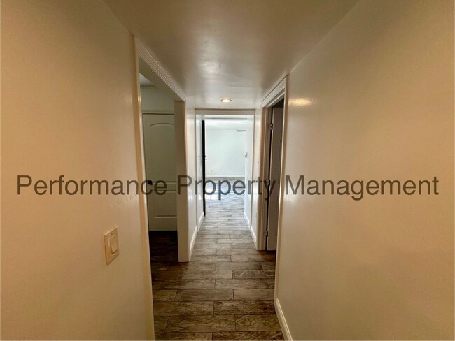 Building Photo - Charming 4 Bed/1 Bath E Bakersfield Home w...
