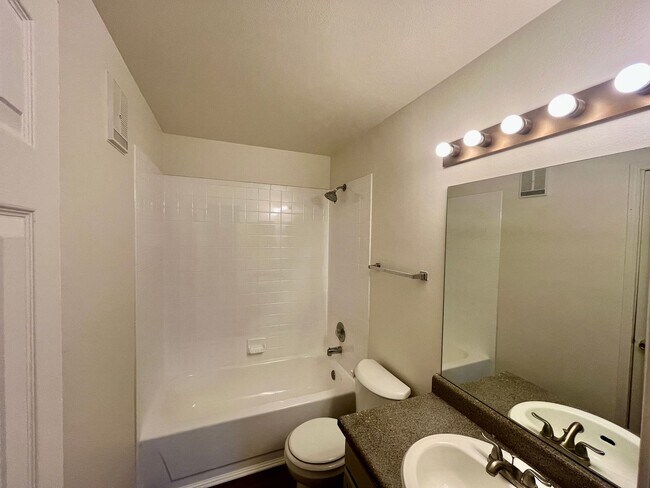 Building Photo - 2bd/2ba Washer/Dryer in unit!!!