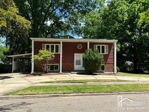Building Photo - 1323 Hilton Dr