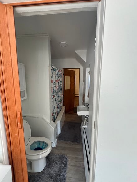 Bathroom - 4052 Penn Ave