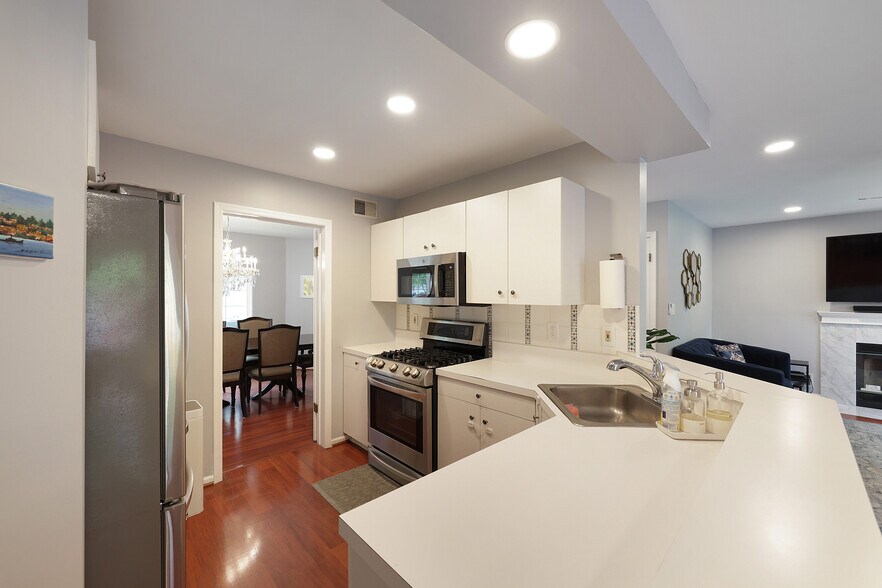 Building Photo - 160 Buttonwood Dr